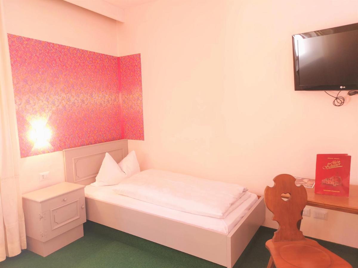 Schuster Hotel